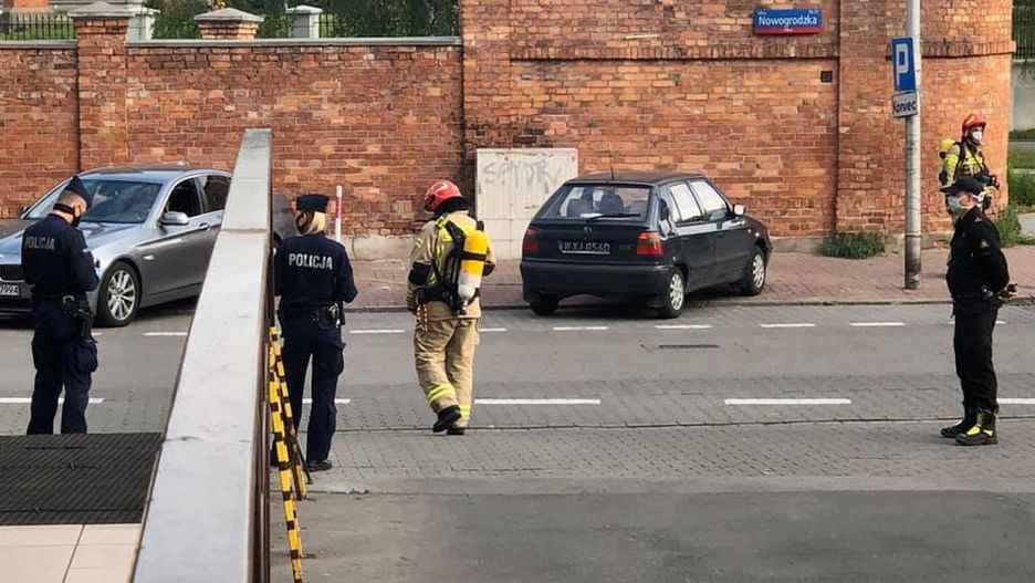 Poniedziałek. 4 maja, godzina 17.30. Służby obok biura PiS