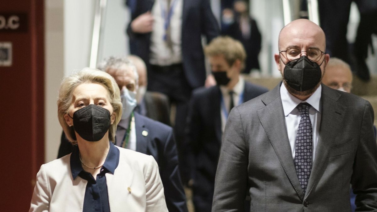 Unia nie tylko nie zdecydowała się jak dotąd na odcięcie Rosji od SWIFT, ale także nie wsparła na razie amerykańskich restrykcji wobec rosyjskich największych banków Sbierbanku i VTB. Oznacza to, że nadal mogą one prowadzić transakcje w euro.