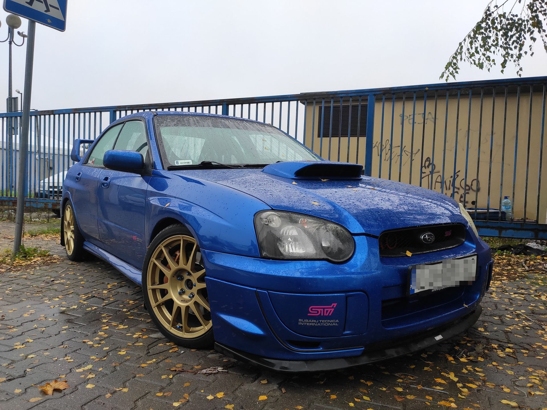 Po dość ostrej krytyce przedliftowej wersji Imprezy, styliści w końcu znaleźli złoty środek. W tym egzemplarzu mamy kultowe połączenie niebieskiego lakieru i złotych felg. Trudno tutaj coś zepsuć.