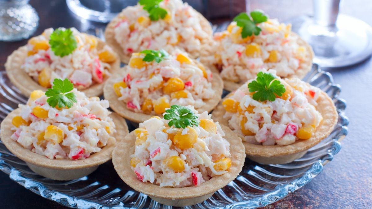 Sałatka może być dobrym nadzieniem do tartaletek na kolację