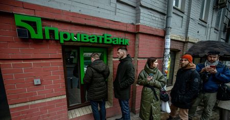 Brakuje gotówki w bankomatach, wszędzie kolejki. "Ukrainę czeka to samo, co przechodziła Gruzja"