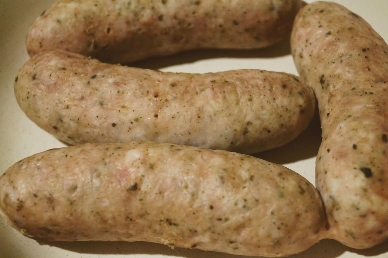 Zwróć uwagę na kolor kiełbasy. Taką lepiej omijać z daleka