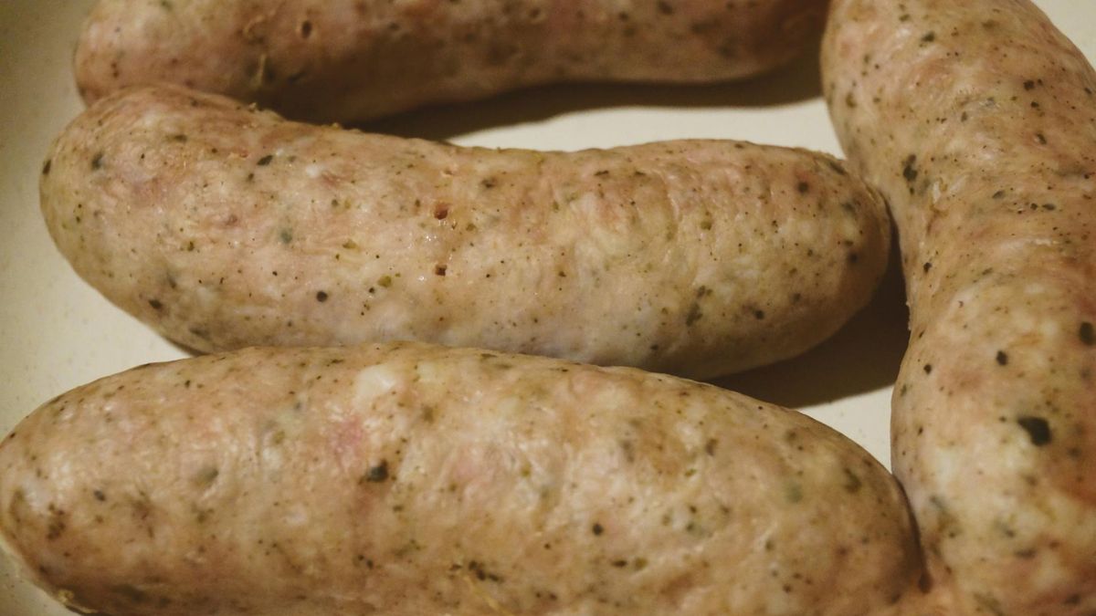 Zwróć uwagę na kolor kiełbasy. Taką lepiej omijać z daleka