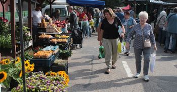 Koszalin: Handlowy piątek na targowisku. Zobacz, co króluje na stoiskach