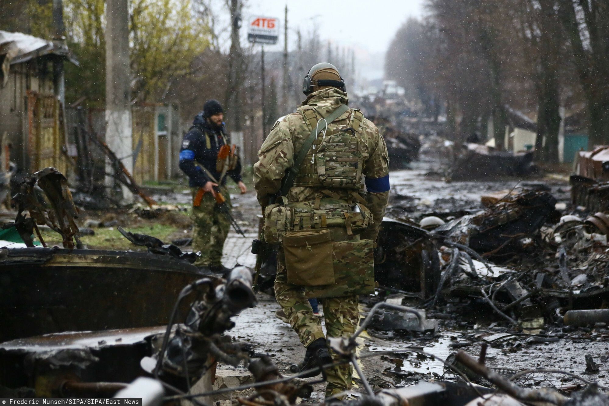 Wojna w Ukrainie - zniszczony rosyjski sprz?t wojskowyDestroyed Russian tanks and dead Russian soldiers seen in the devastated area in once-occupied Bucha, a town outside Ukraine capital Kyiv on Monday April 4, 2022. Russia army has retreated from area of Bucha and Irpin in the end of March as Ukraine forces regain the occupied area. Ukraine President Volodymyr Zelenskiy addressed Russian forces as murderers, torturers and rapists after hundreds of bodies of Ukrainian civilians were found on the streets of towns surrounding Kyiv.//MUNSCHFREDERIC_sipa.04656/2204051128Frederic Munsch/SIPA