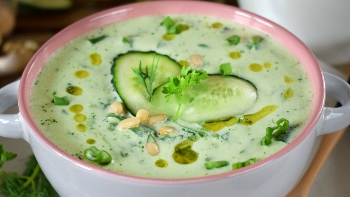 Podstawą tej zupy jest sałata