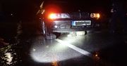 Dzik utknął pod samochodem