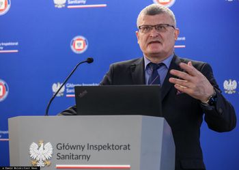 Chorych przybywa lawinowo. Sanepid alarmuje