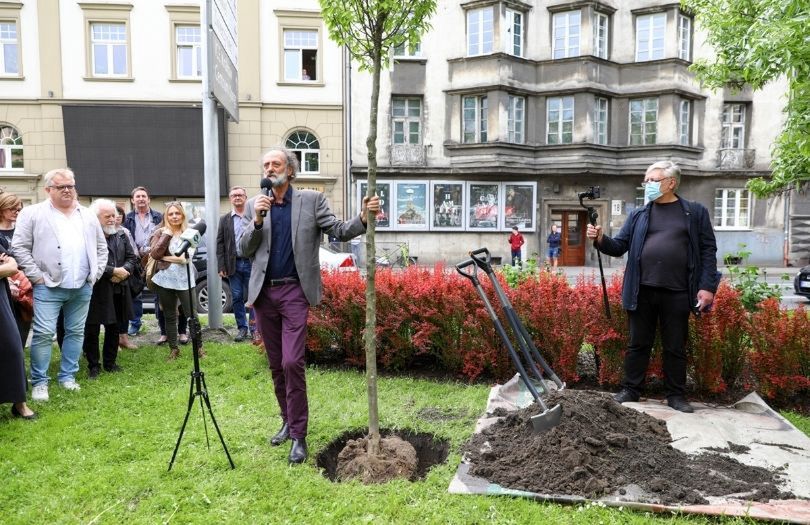 Żona i znajomi Dariusza Gnatowskiego uczcili jego pamięć, sadząc drzewo przed krakowskim teatrem