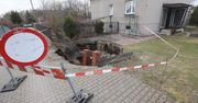 Będzin: Ziemia dosłownie zapadła się pod nogami! W Łagiszy powstało ogromne zapadlisko. Służby zabezpieczyły niebezpieczny teren przy Świerkowej