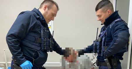 Starsza kobieta przeżywała dramat. Policjanci uratowali ją z rąk syna