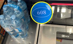 Klient Biedronki już się wściekał. Podeszła kasjerka. Dwa słowa