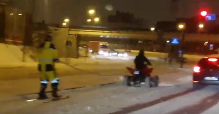 Narciarz za quadem w centrum Poznania. Szuka ich policja