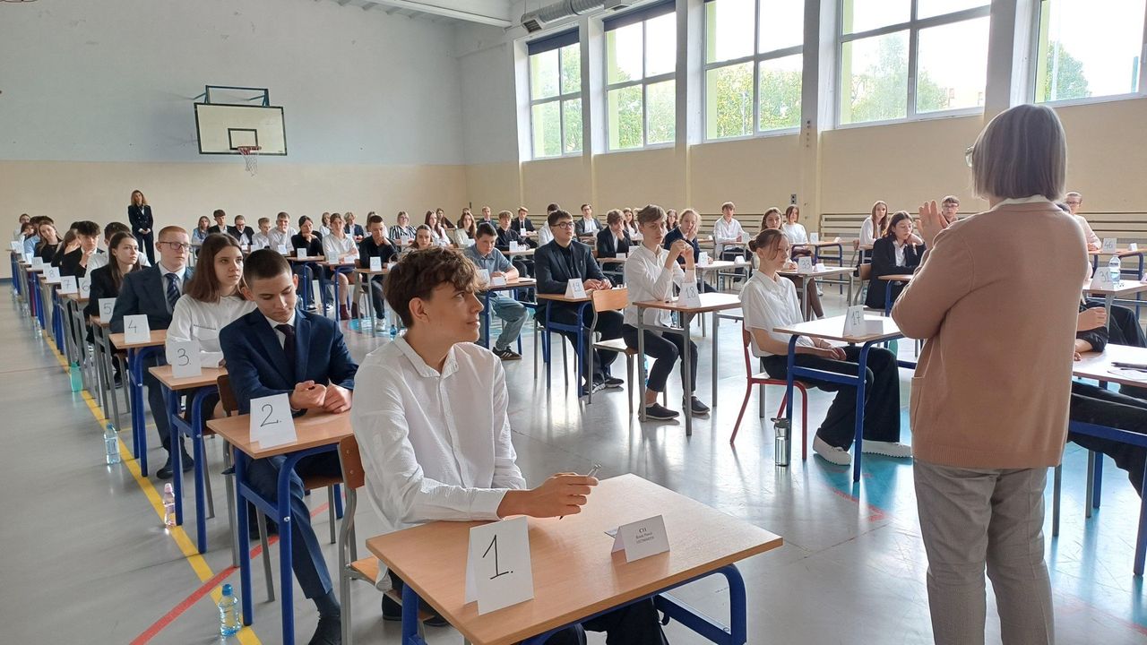 Egzamin ósmoklasisty w Szkole Podstawowej nr 2 w Pruszczu. Uczniowie piszą test i są dobrej myśli