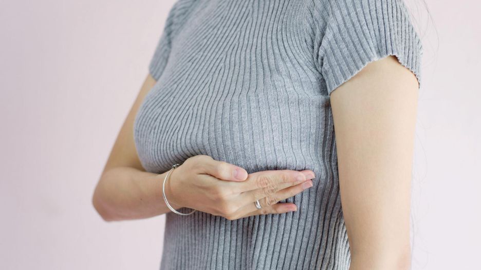 Rak piersi może być widoczny na rękach. Powoduje obrzęk limfatyczny 