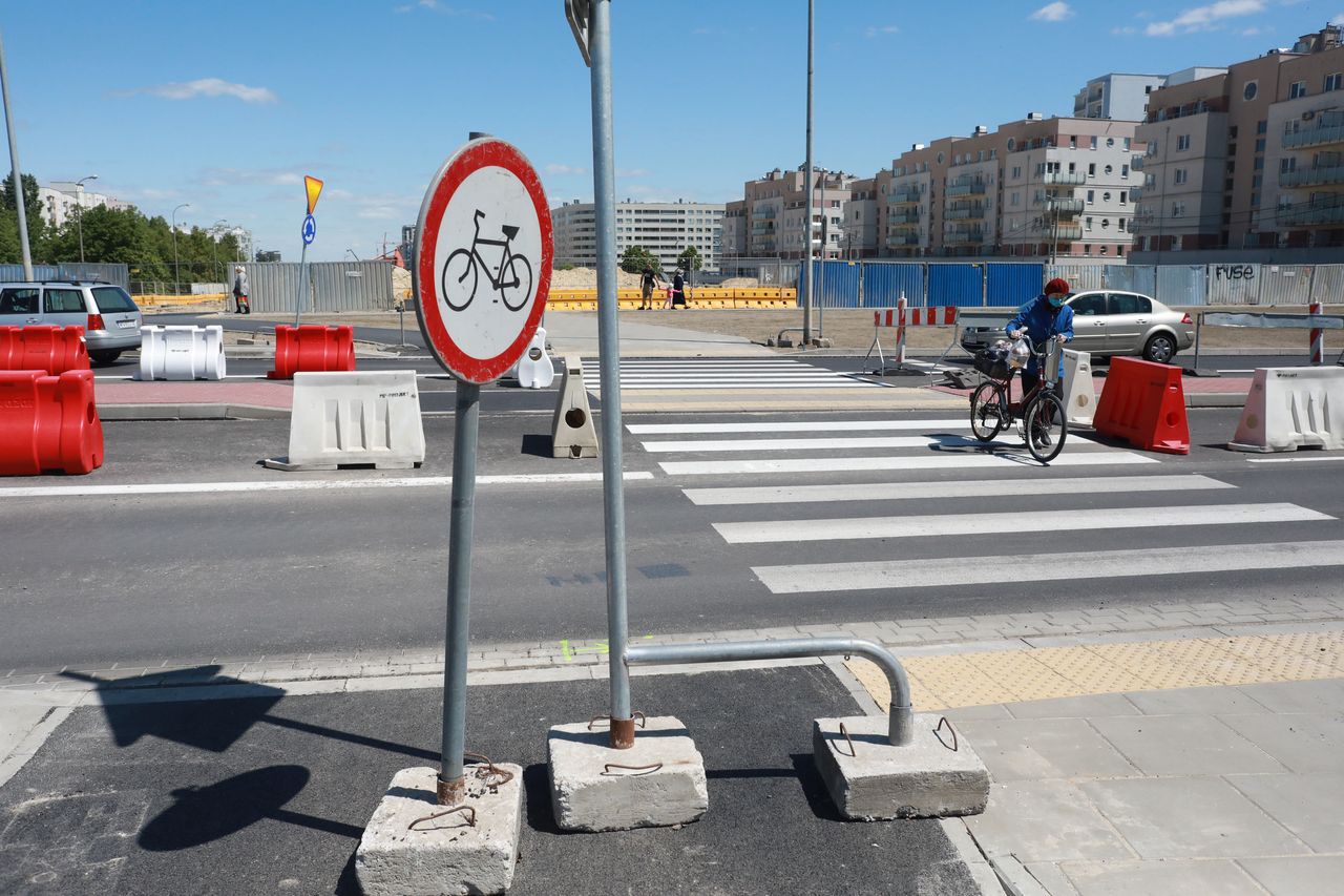 Warszawa. Ścieżka rowerowa na skrzyżowaniu ul. Płaskowickiej i Stryjeńskich 