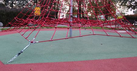 Poznań inwestuje w bezpieczną rekreację. Nowa nawierzchnia pod linarium na Skwerze Przyjaźni Polsko-Węgierskiej
