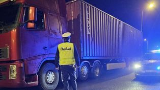 Rychnów Żuławski: 40-tonowy zestaw i narkotyki. Policjantki zatrzymały odurzonego kierowcę Volvo