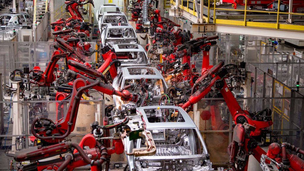 Electric Vehicle Startup Leapmotor In Jinhua
JINHUA, CHINA - OCTOBER 25: Automated robotic arms work on the assembly line of new energy vehicles at a factory of Chinese EV startup Leapmotor on October 25, 2023 in Jinhua, Zhejiang Province of China. (Photo by Hu Xiaofei/VCG via Getty Images)
VCG
leapmotor, manual worker, china, suv, jinhua, saloon car, new energy automobile, bestof, topix