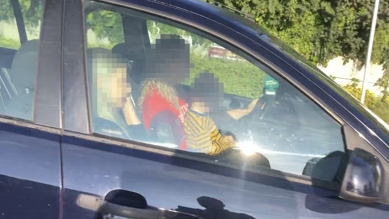 Matka prowadziła samochód z dzieckiem na kolanach