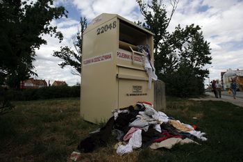 Wrocław: Ubrań do śmietników nie można wyrzucać. Co z PSZOK-ami?