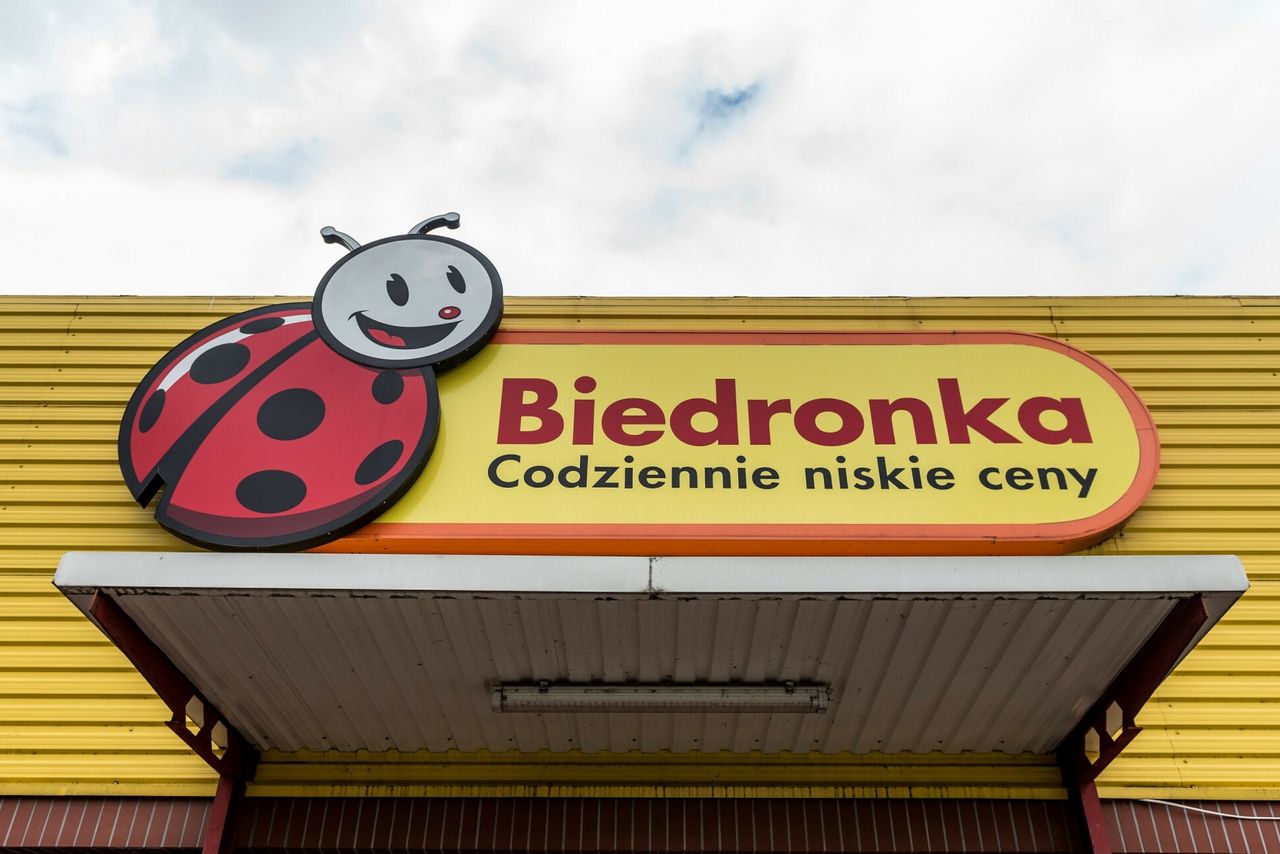 Kolejni pracownicy Biedronki otrzymali podwyżki. Sieć wyda na ten cel  45 mln zł