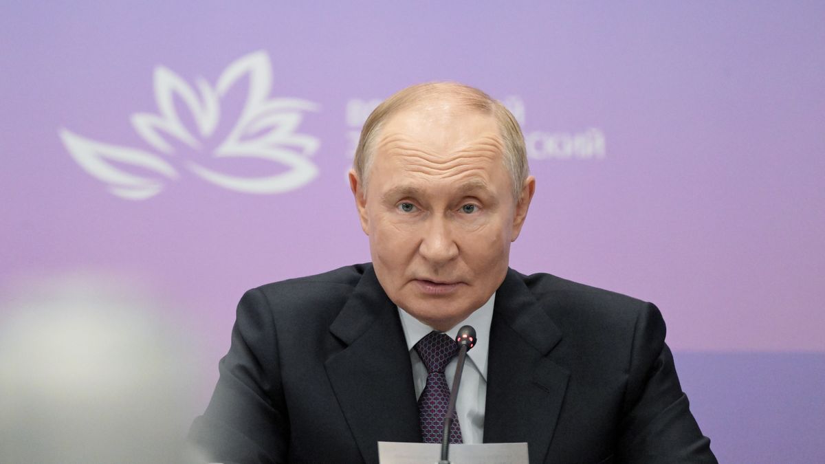 Russian President Vladimir Putin holds a meeting on the development of the fuel and energy sector of Russia's Far Eastern Federal District in Vladivostok, Russia, 04 September 2025. EPA/EVGENY BIYATOV/SPUTNIK/KREMLIN POOL / POOL MANDATORY CREDIT Dostawca: PAP/EPA.