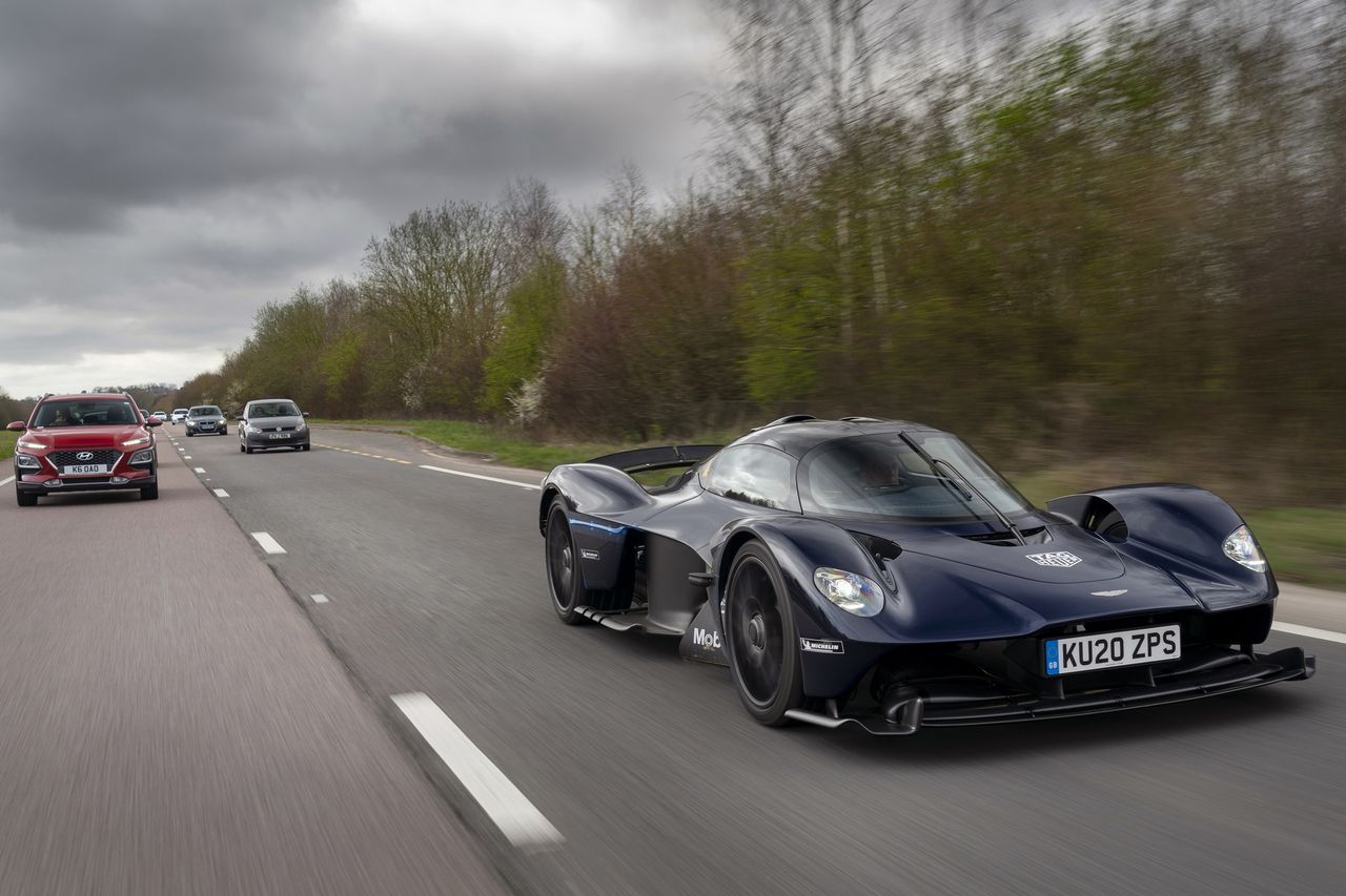 Aston Martin Valkyrie "nieco" wyróżnia się na drodze