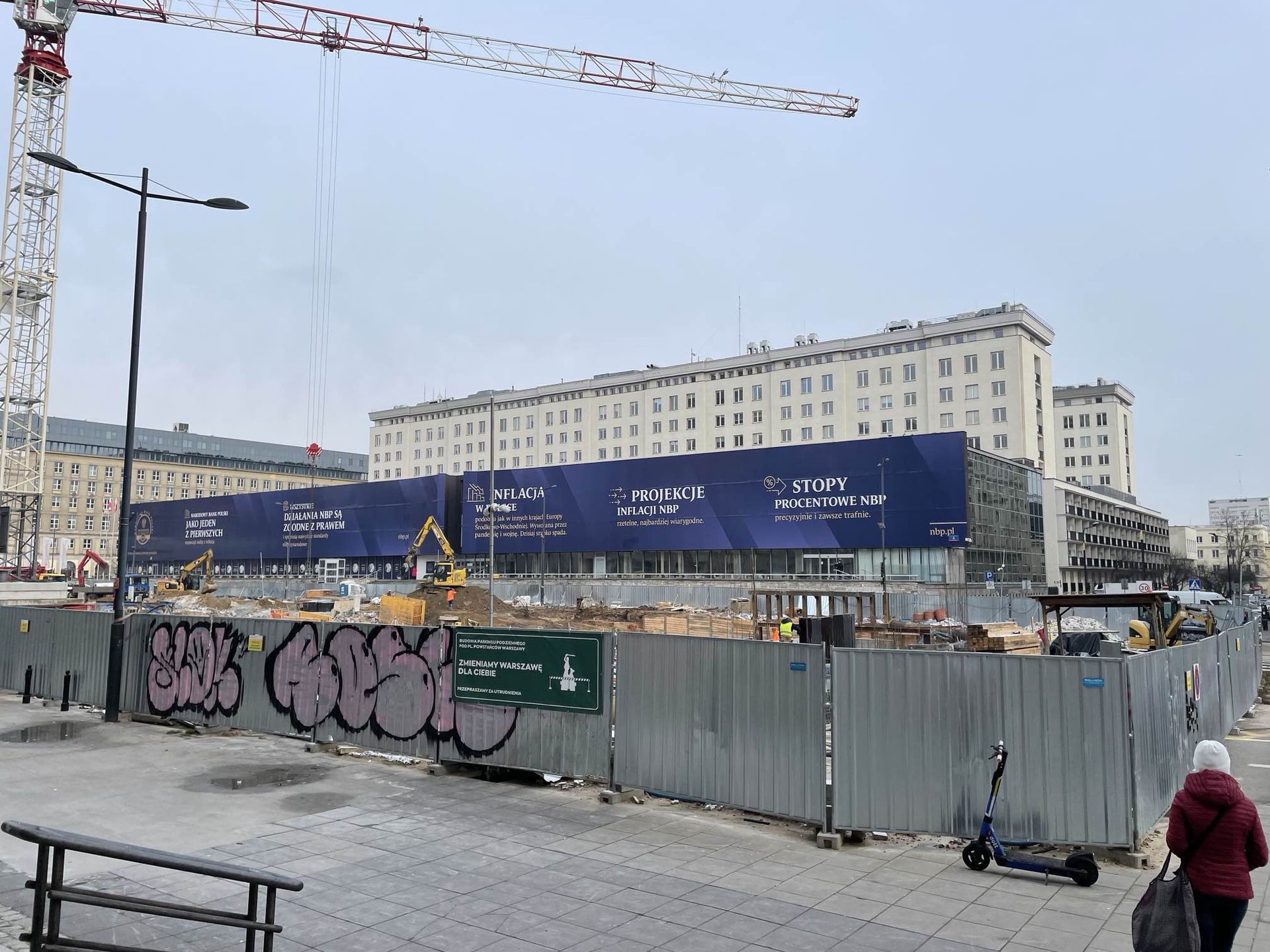 "Wszystkie działania NBP są zgodne z prawem i spełniają najwyższe standardy międzynarodowe" - głosi hasło na banerze Narodowego Banku Polskiego