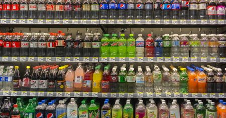 Rząd coraz bliżej wprowadzenia kaucji za puszki i plastikowe butelki. "Sklep nie może być składowiskiem śmieci"
