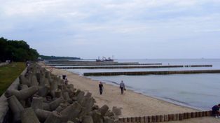 Wietrzny poranek w Kołobrzegu. Początek długiego weekendu nad morzem