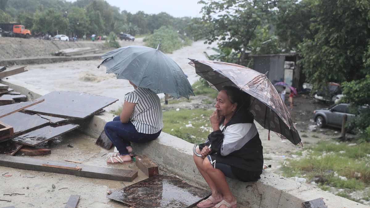 Z powodu tropikalnego sztormu tysiące osób opuściło swoje domy