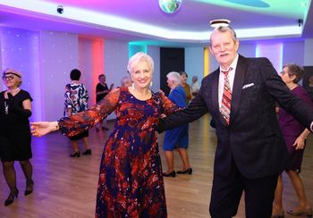 Piotrków: Andrzejki Uniwersytetu Trzeciego Wieku. Był taniec, śpiew i wspólne świętowanie w sali Arresto