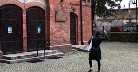 Cisnęła 3 jajka w kościół. Właśnie usłyszała zarzuty i są one bardzo poważne