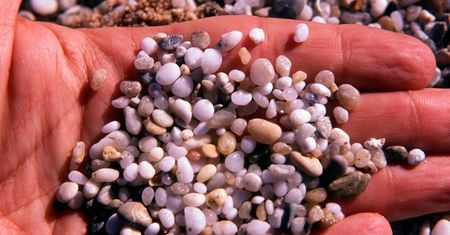 Turystka bała się wywieźć piasek z plaży na Sardynii. Wysłała go pocztą