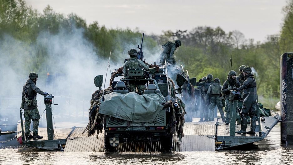 Manewry Steadfast Defender
WELSUM - Soldiers cross the IJssel with army vehicles on their way to Germany for the NATO exercise Steadfast Defender. The Netherlands is participating in the exercise with approximately 5,000 soldiers, in which a total of 90,000 soldiers from 32 countries participate. ANP REMKO DE WAAL netherlands out - belgium out
Remko de Waal