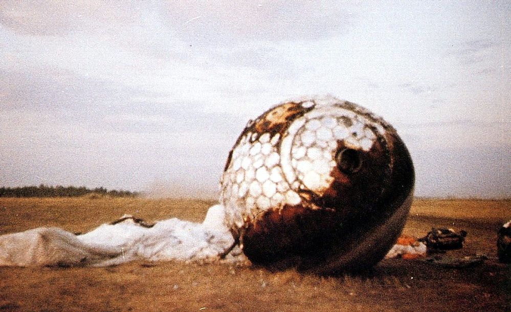 Kapsuła Wostok, którą leciał Gagarin po lądowaniu.
