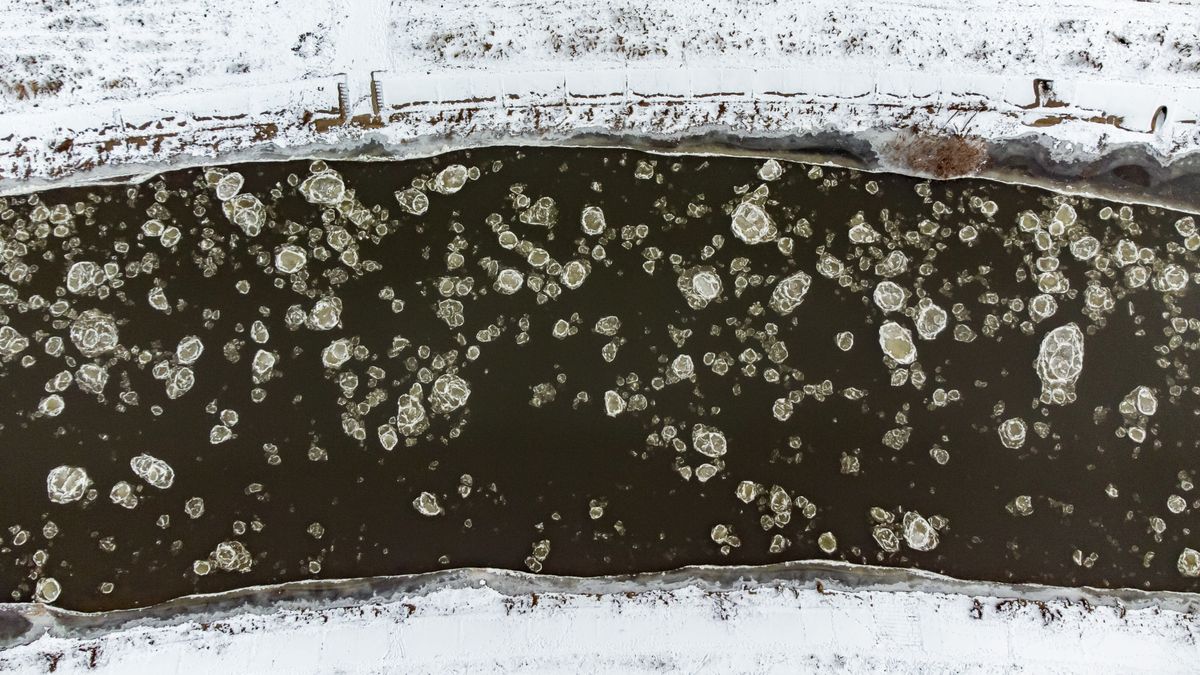 Poznań, 18.02.2025. Śryż zwany inaczej lodem prądowym na rzece Warcie w Poznaniu, 18 bm. (ad) PAP/Jakub Kaczmarczyk
