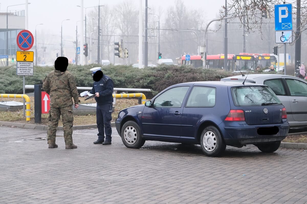 Volkswagen uderzył w tył radiowozu na al. Unii Lubelskiej w Lublinie