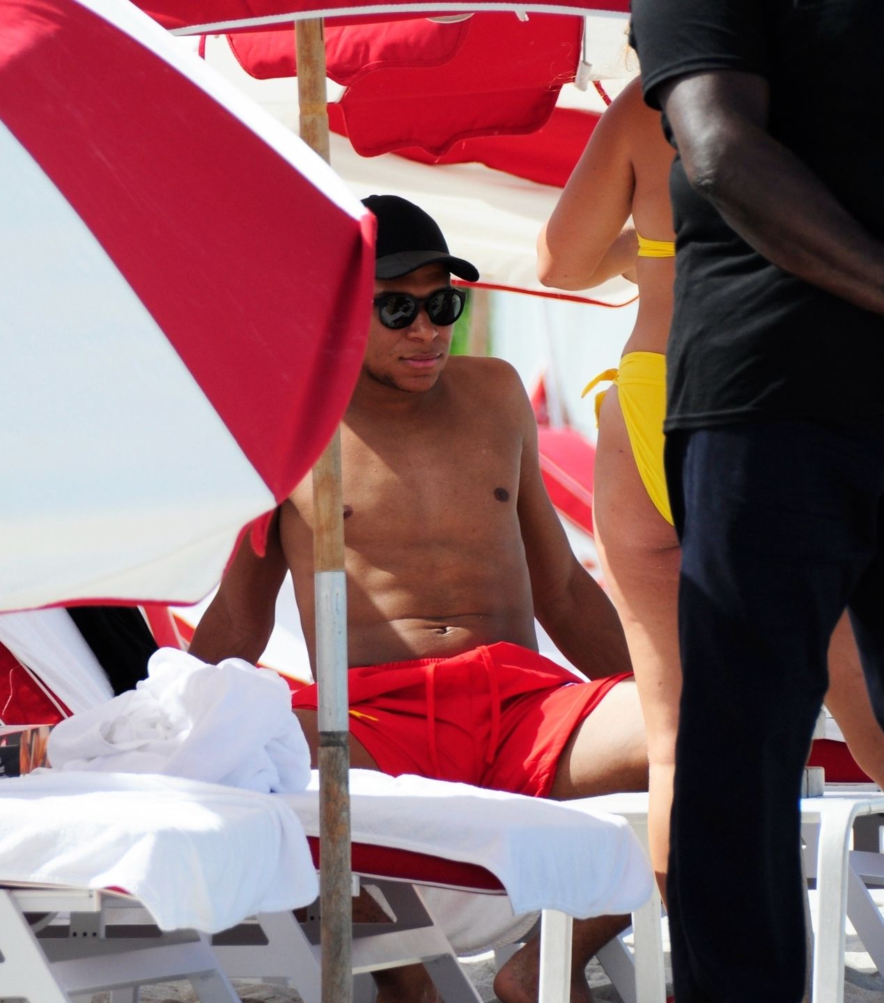 Kylian Mbappe eksponuje wytrenowane ciało na plaży w Miami