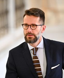 Kuriozalne sceny w studiu. Poseł PiS próbował mu zabrać notatki