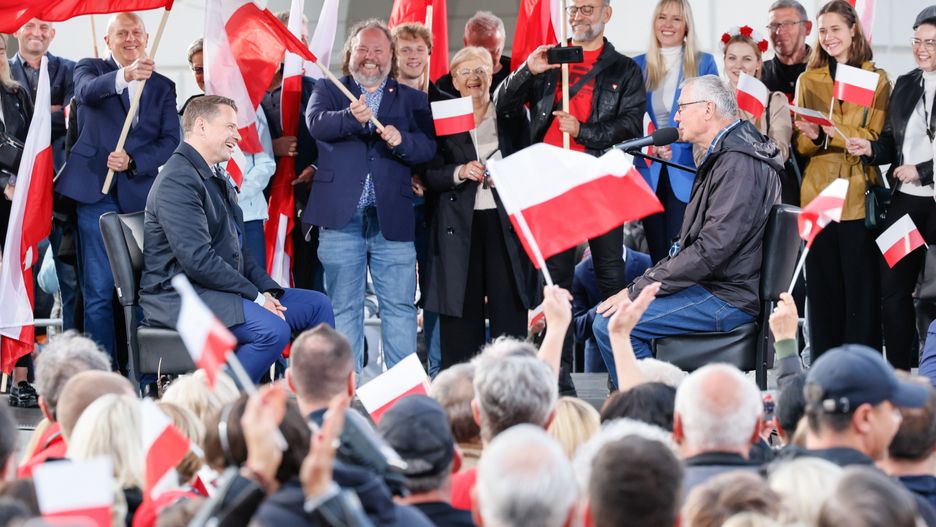 Rafa� Trzaskowski w rozmowie z mieszka�cem Kalisza Karolem Nawrockim 