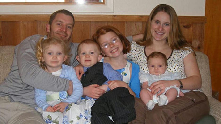 Pozornie zwyczajne rodzinne zdjęcie skrywa pewien szczegół. Uda ci się rozwiązać zagadkę?