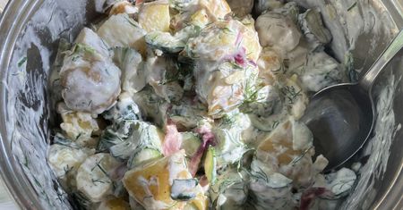 Cebulę do tej sałatki zrobiłam inaczej. Z grillowaną karkówką weszła jak złoto
