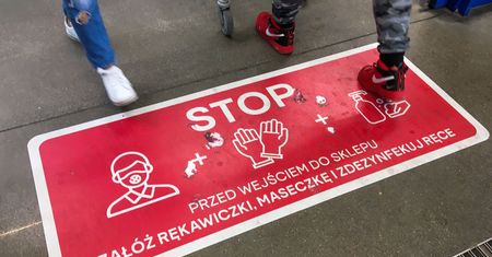 Koronawirus. Skrzykują się w sklepach bez maseczek. "Tu nie chodzi o prawo"
