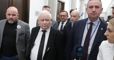 Ochroniarze Kaczyńskiego wciąż w Sejmie. Prezes PiS gra Hołowni na nosie