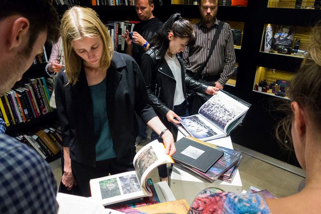Podczas trwania wystawy można zakupić szereg autorskich albumów słynnego fotografa.
