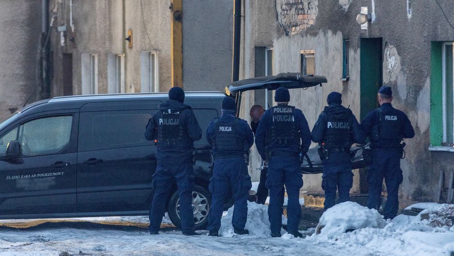 Policjanci i prokurator pracowali w miejscu znalezienia poćwiartowanych zwłok 62-latka, które zostały porzucone w piwnicy jednego z bloków na Wełnowcu w Katowicach