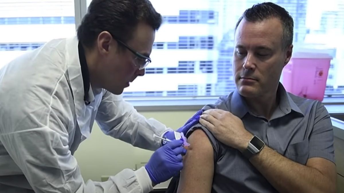 Neal Browning przyjmuje eksperymentalną szczepionkę
