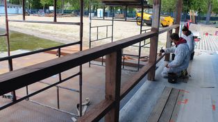 Remont pomostów na plaży miejskiej zbliża się do końcowego etapu. Kąpielisko będzie gotowe na otwarcie sezonu